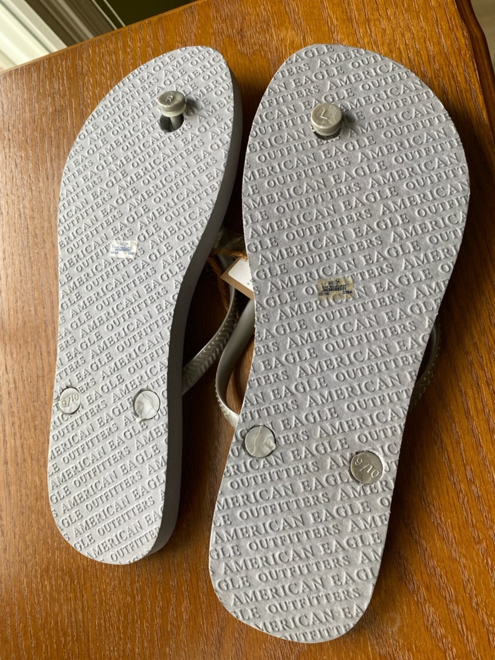 American Eagle Outfitters Light Gray Flip Flop Sandals size 9/10 - Picture 4 of 4
